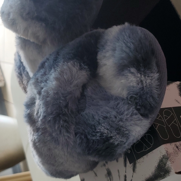 P2012   Jenni Women's Crisscross Faux Fur Slide Box Slipper Size Small 5-6 - Picture 11 of 11